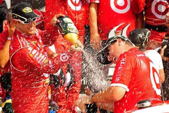 Montoya celebró con todo el equipo de mecánicos de su equipo.