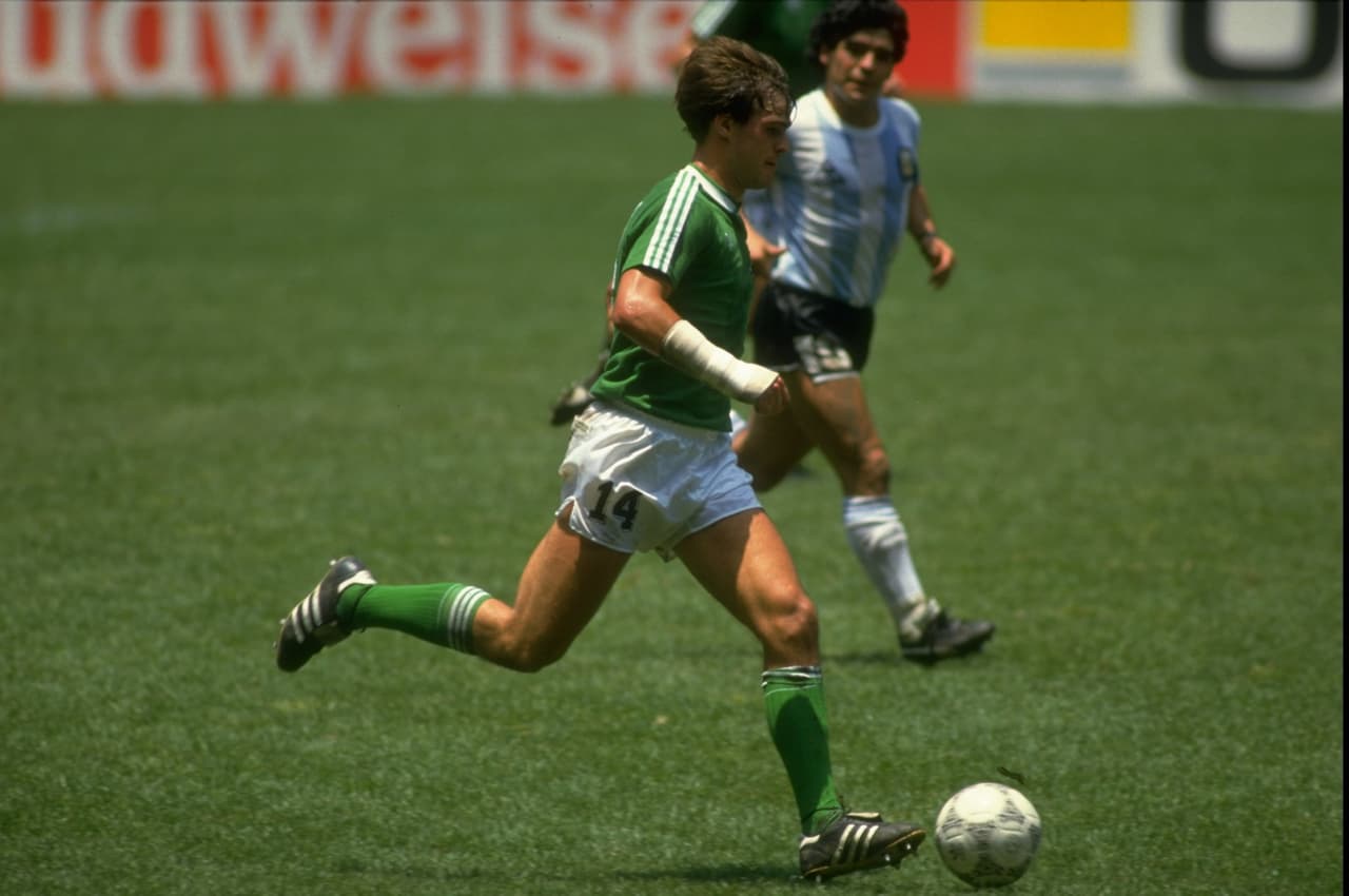 Sin embargo, Irlanda fue el primer país que decidió jugar un amistoso con Alemania en fútbol y, como retribución histórica, los germanos decidieron usar el verde y blanco como su segundo uniforme.