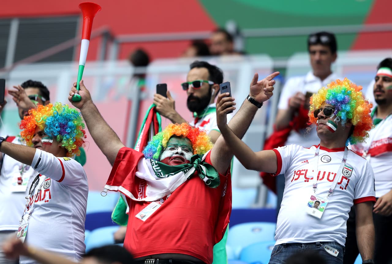 Con atuendos, felicidad y mucho colorido, los fanáticos de Marruecos y de Irán predieron la fiesta desde afuera de las canchas en el arranque del grupo B del Mundial de Rusia 2018.