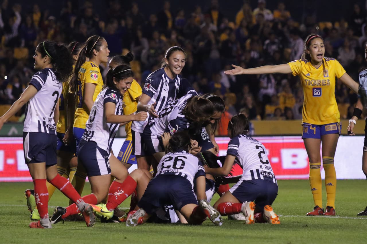 En jugada a balón parado en el último minuto de los cuatro que decidió añadir la silbante, cayó el 1-1 para asombro de todos en el Estadio Universitario.
