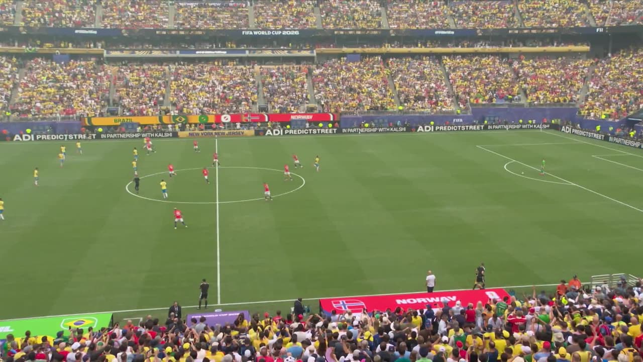 Arranca el partido y la pelota está en juego.