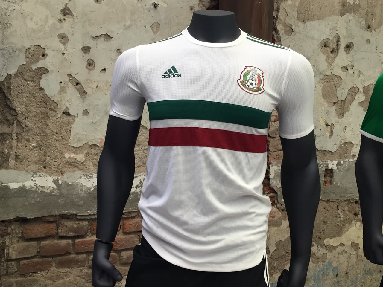 Esta fue la segunda playera de México en Rusia 2018, con ella jugaron ante Corea del Sur con saldo favorable para el Tri de 2 goles por 1.