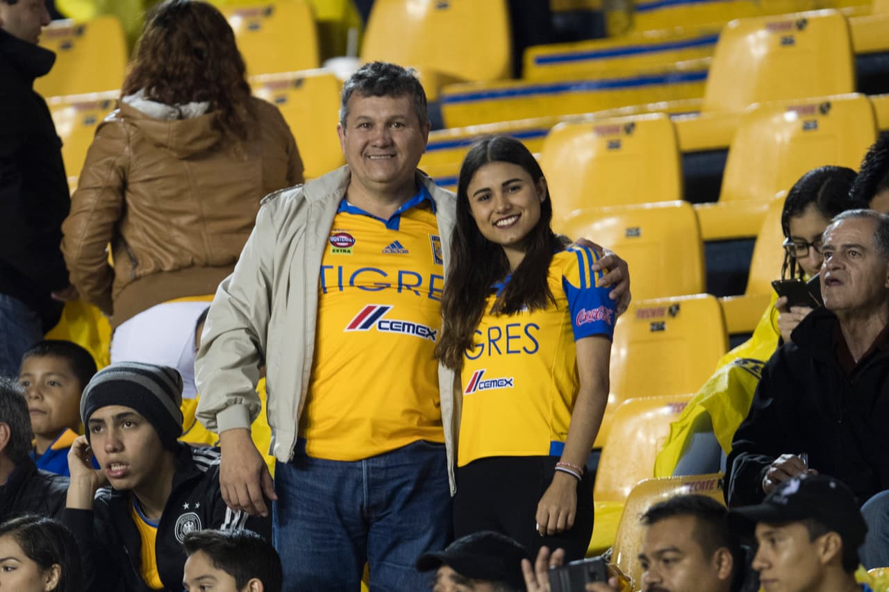 La lluvia afortunadamente cesó antes del saque inicial y la cancha demostró su buen drenaje.