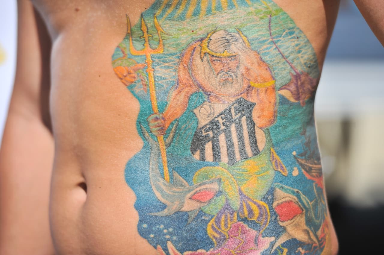 Los fanáticos en el mundo quisieron rendir un homenaje a sus países, equipos o jugadores favoritos por medio de tatuajes. Algunos más grandes y coloridos, con rostros de las figuras y escudos representativos son una muestra del cariño que alrededor del mundo expresan los hinchas del fútbol.