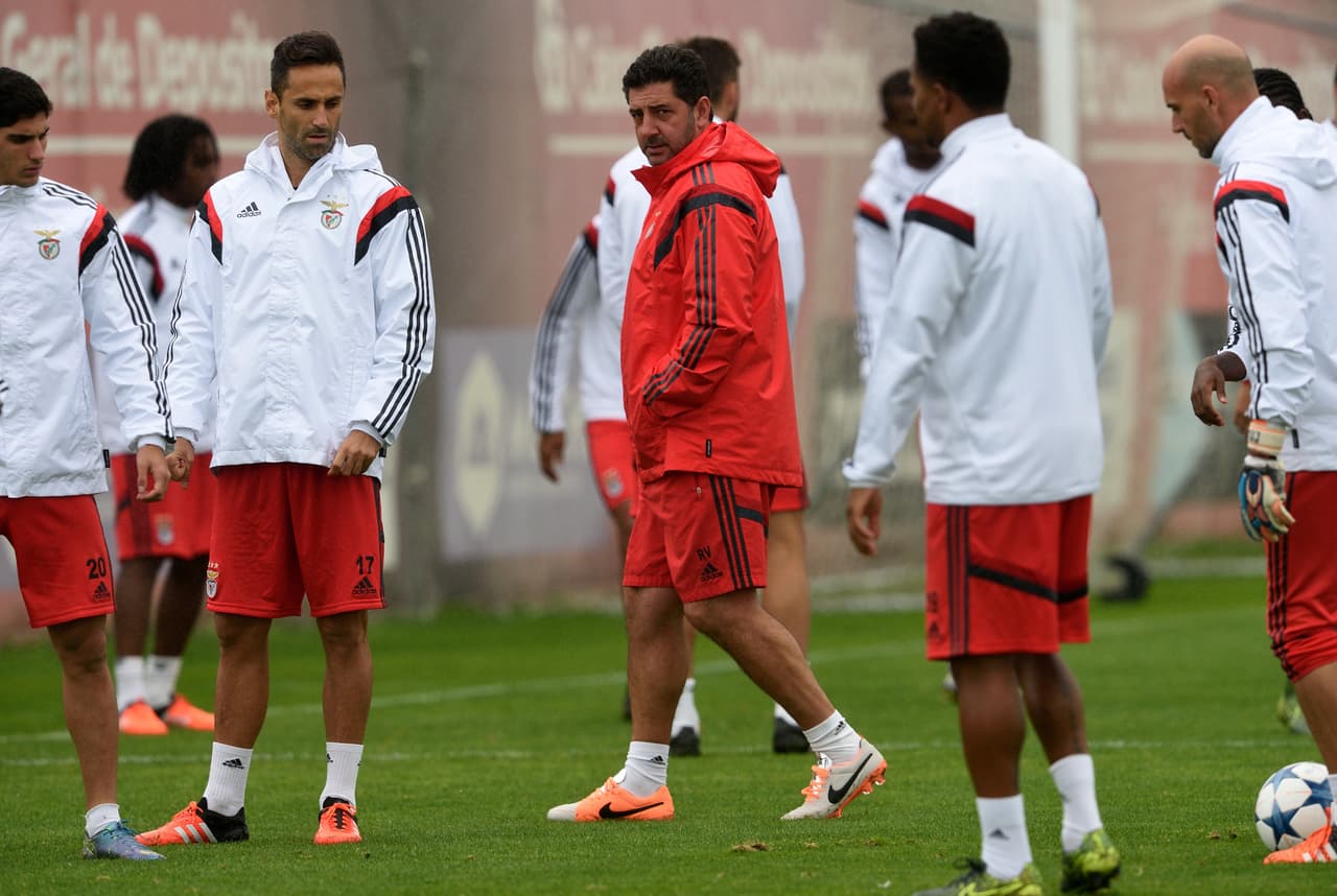 Ultras del Benfica entran en campo entrenamiento para increpar a jugadores