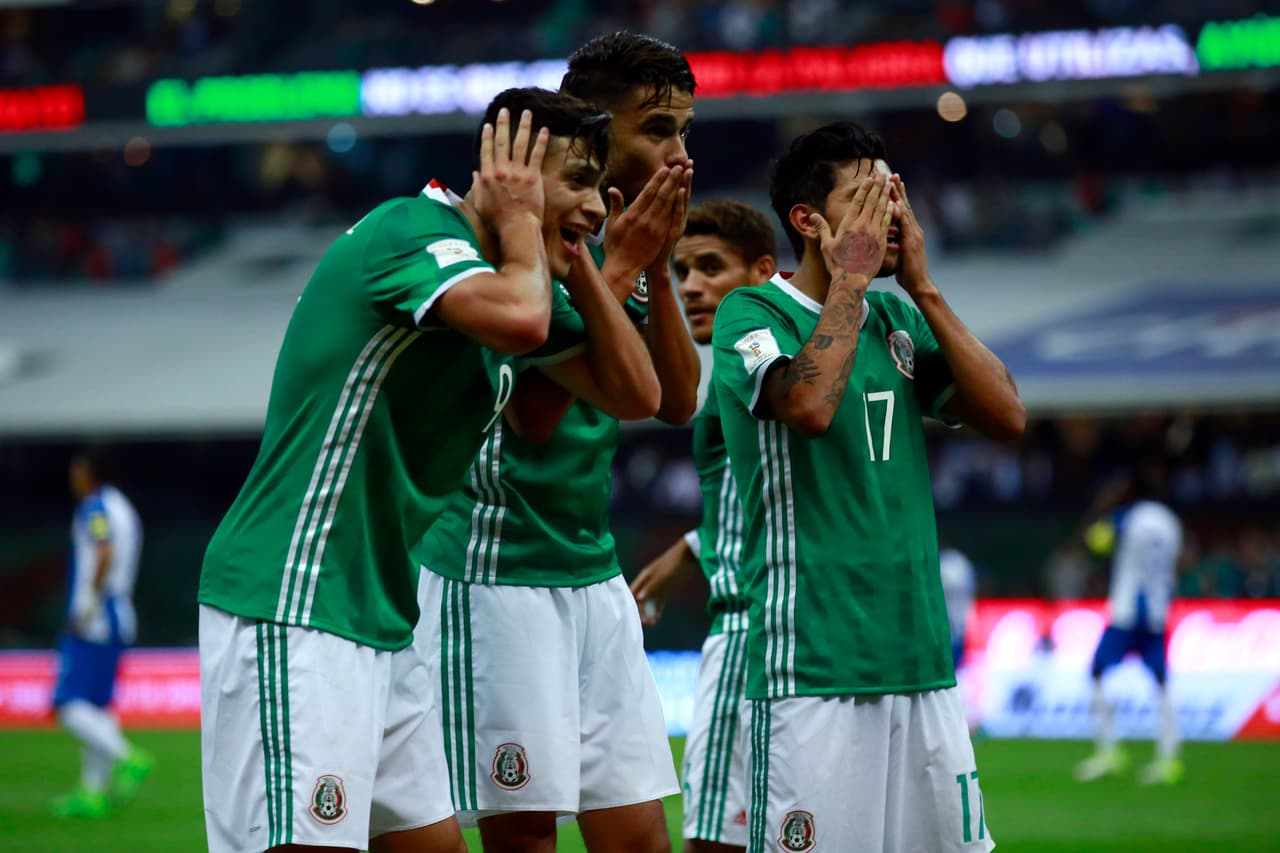 México goleó a Honduras 3-0 en el Estadio Azteca por otra fecha más de hexagonal rumbo a Rusia 2018.