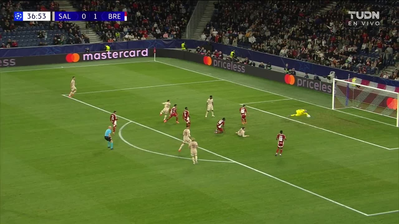 ¡TIRO ATAJADO! disparo por Oscar Gloukh.