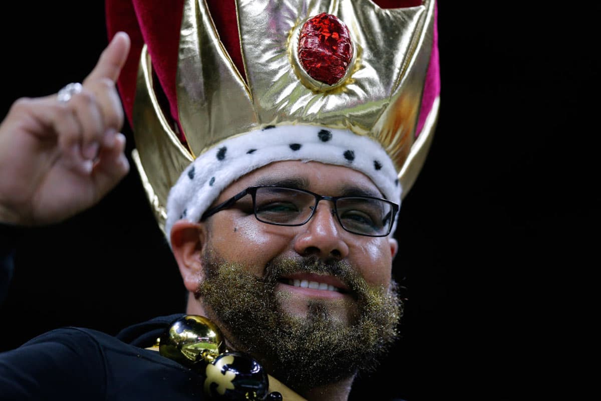 Los fanáticos de los Saints antes del duelo contra Eagles se vistieron con los colores de su equipo.