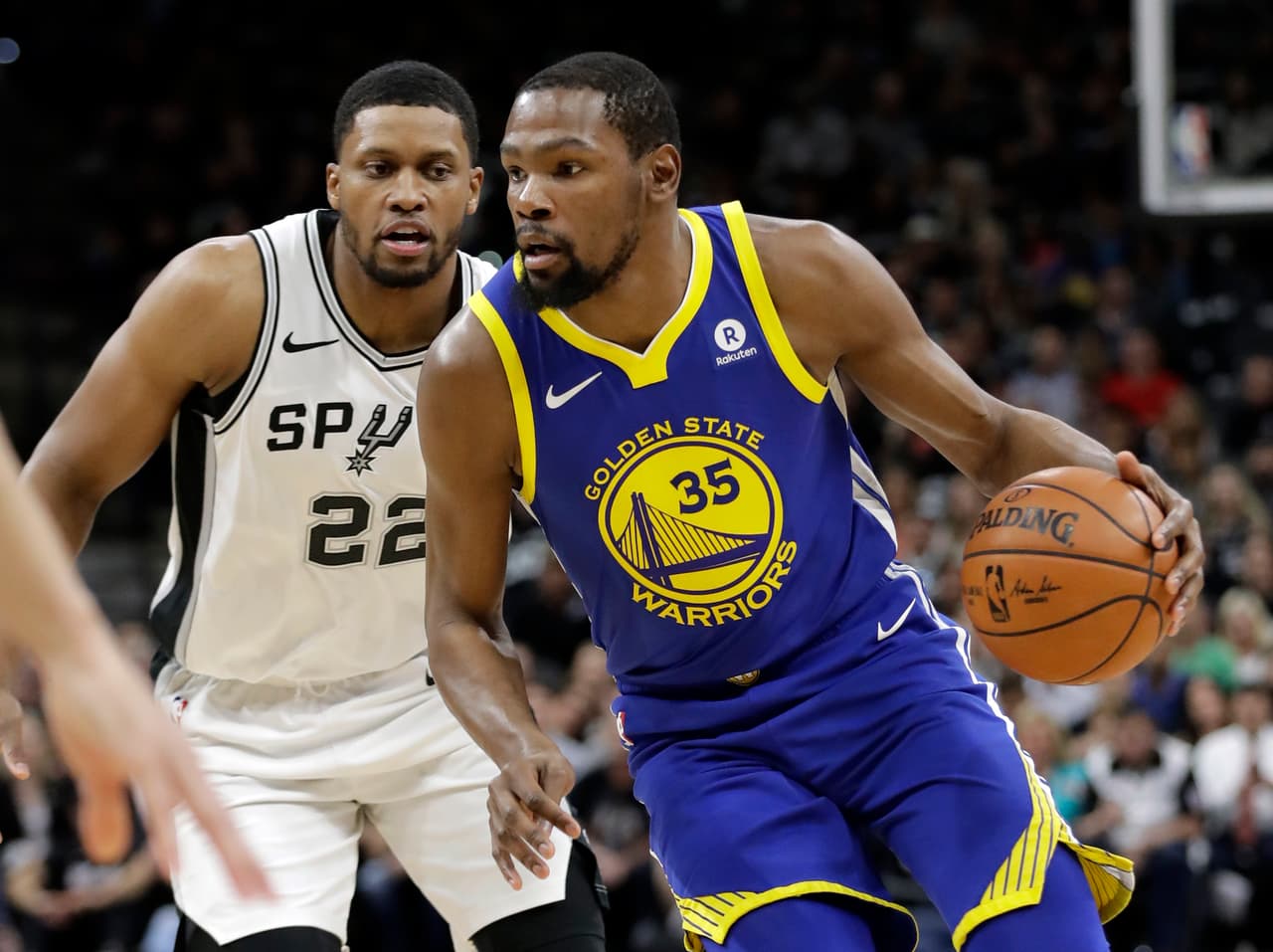 Warriors arrollan 110-97 a Spurs y están a una victoria de barrer la serie