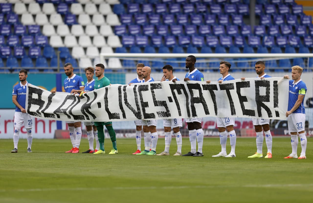 En la Segunda División de Alemania, el Darmstadt apareció con una manta y la clásica frase que ha rodeado al mundo "Black Lives Matter".
