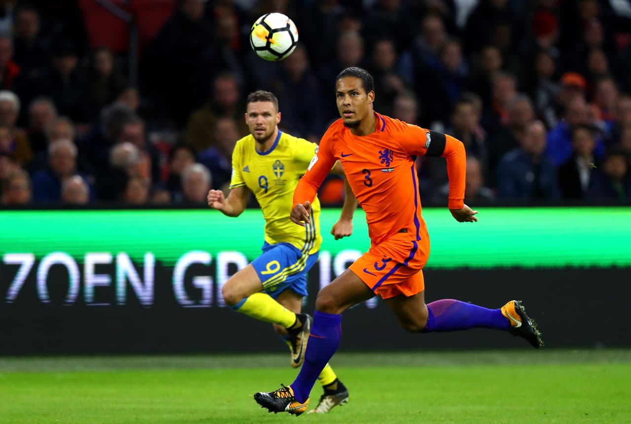 Con la selección absoluto de su país debutó en el 2015 y desde entonces ha estado en als convocatorias para Eurocopa y eliminatorias al Mundial de Rusia 2018, al que no asistirá.