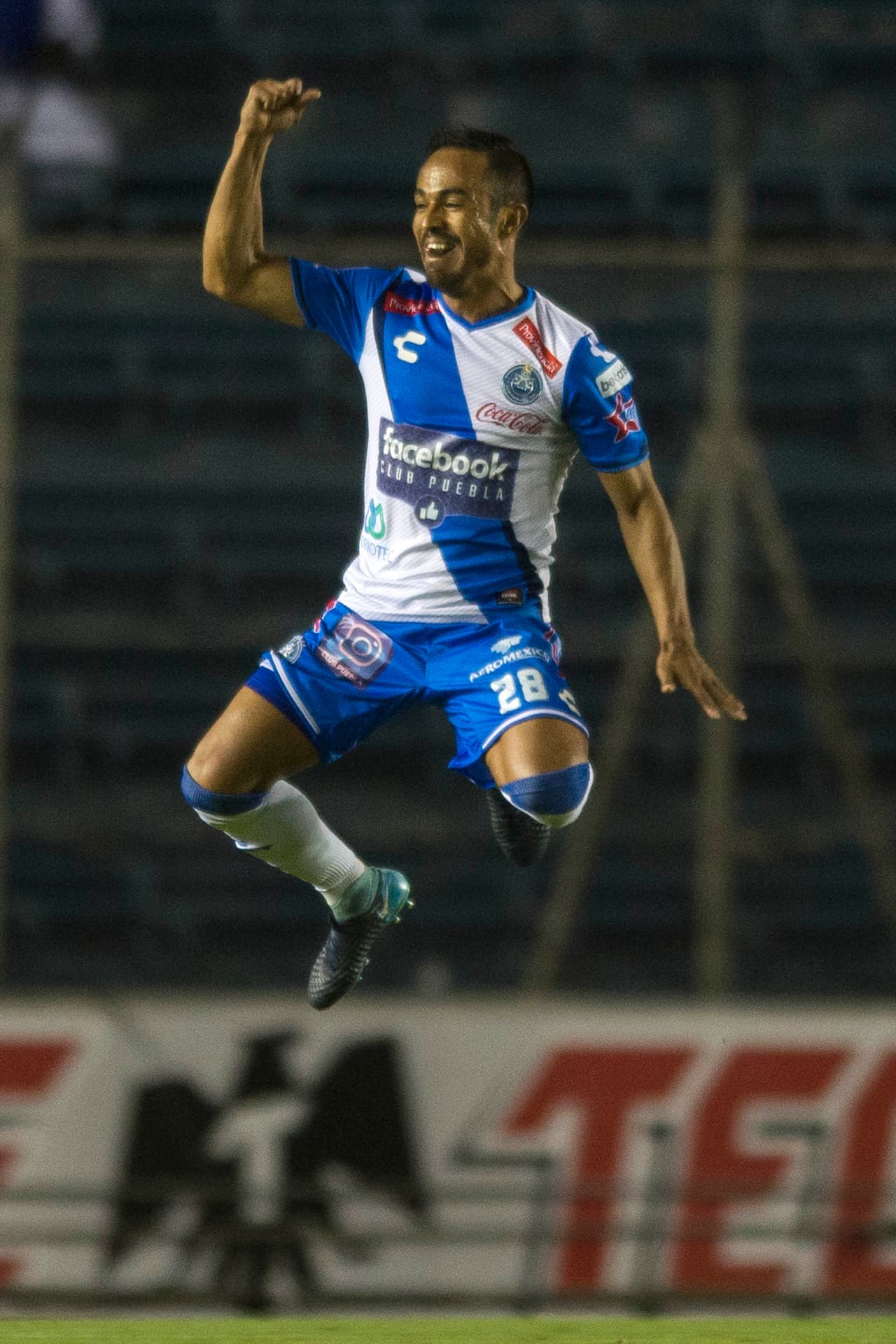 Remate el palo derecho del portero Allison, quien se lanzó para el otro costado. 1-0 ya ganaba Puebla en su visita a la CDMX.