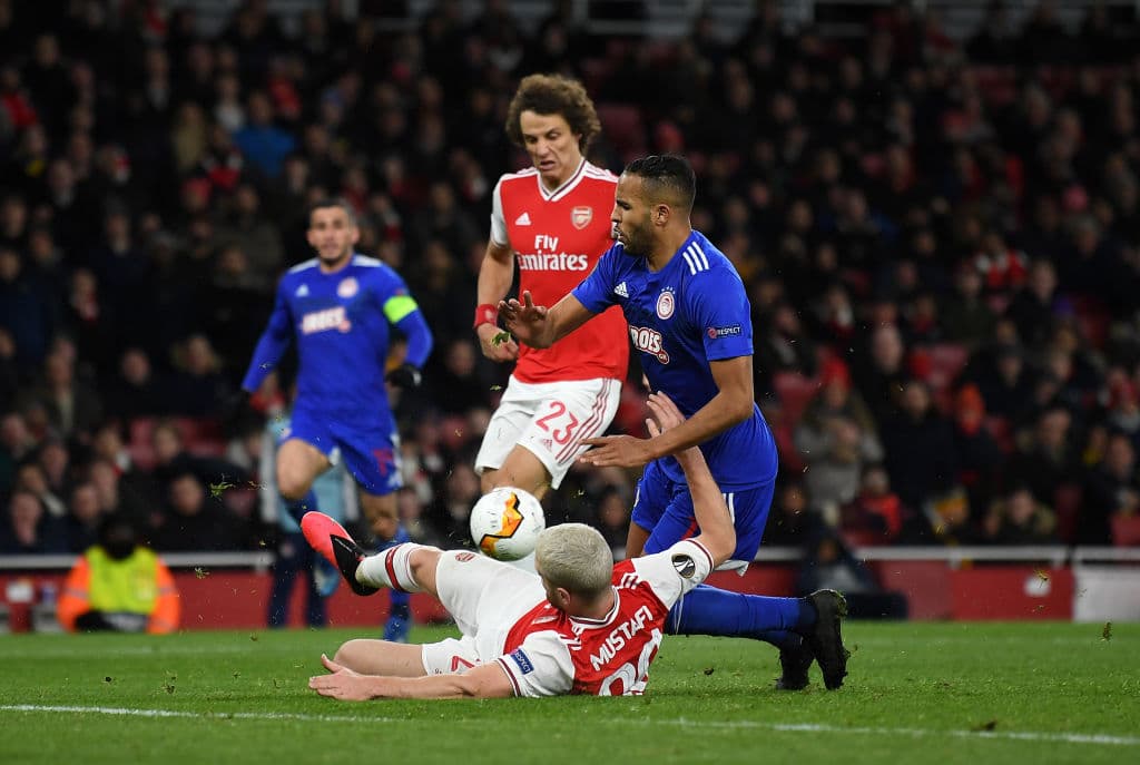 Shkodran Mustafi se barre justo antes de que el delantero Youssef El Arabi saque el disparo al arco.