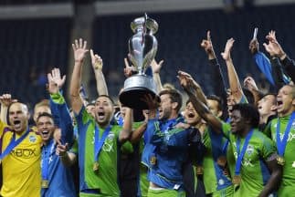 Los jugadores de Seattle Sounders celebra con la Copa Lamart Hunt.