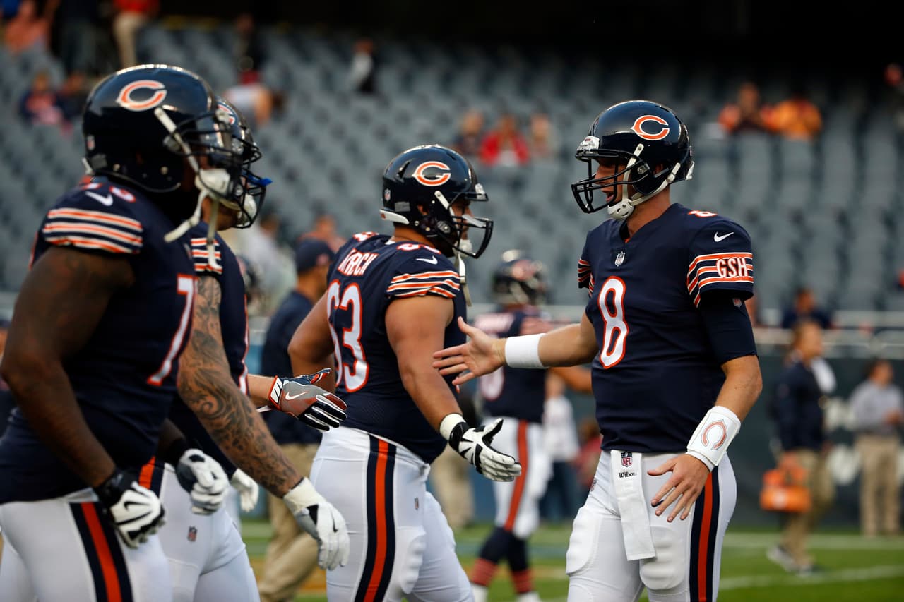 <i>El Roster</i>
<br>Altas: Firmaron al QB Mike Glennon, proveniente de los Tampa Bay Buccaneers, en quien depositaron sus expectativas para el ataque. Pero en el Draft 2017 sorprendieron tomando al QB Mitchell Trubisky con la segunda selección global. También trajeron al WR Kendall Wright (Titans) y CB Prince Amukamara (Jaguars).