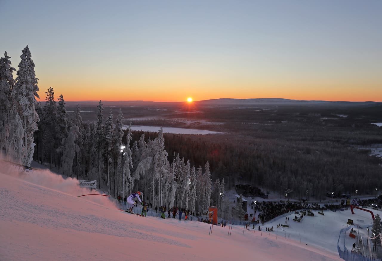El primer eslalon de la temporada de la Copa Mundial de esquí alpino, disputado en el estadio Levi Black, de Levi, (Finlandia), tuvo como ganadores a la estadounidense Mikaela Shiffrin y al austríaco Marcel Hirscher, en un escenario marcado por la belleza de sus paisajes.