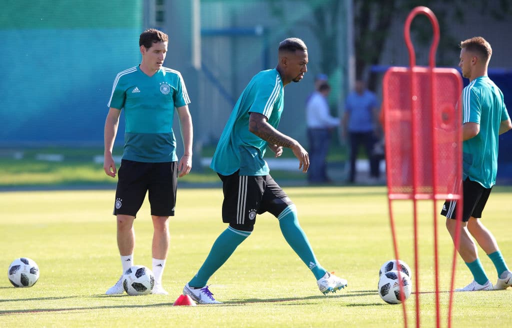 Sebastian Rudy (izq) y Jerome Boateng, participan en el último entrenamiento de la Mannschaft previo a abrir su participación en la Copa del Mundo Rusia 2018.