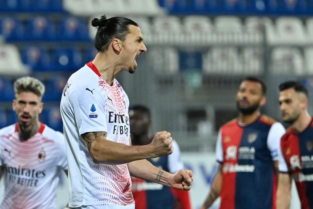 Zlatan da cátedra y Milan derrota 2-0 a Cagliari en la Serie A y siguen como líderes. Ibrahimovic es el segundo máximo goleador de la liga italiana a sus 39 años.