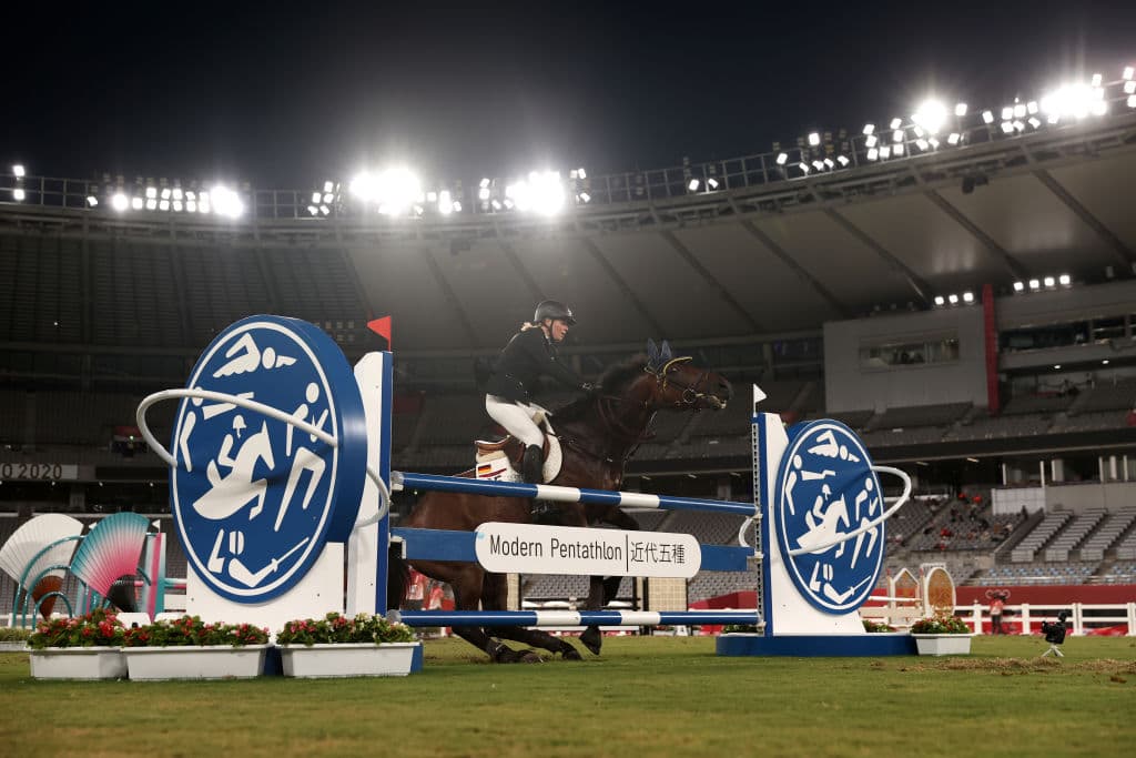La entrenadora alemana Kim Raisner fue expulsada de los JO por golpear al caballo montado por Annika Schleu.