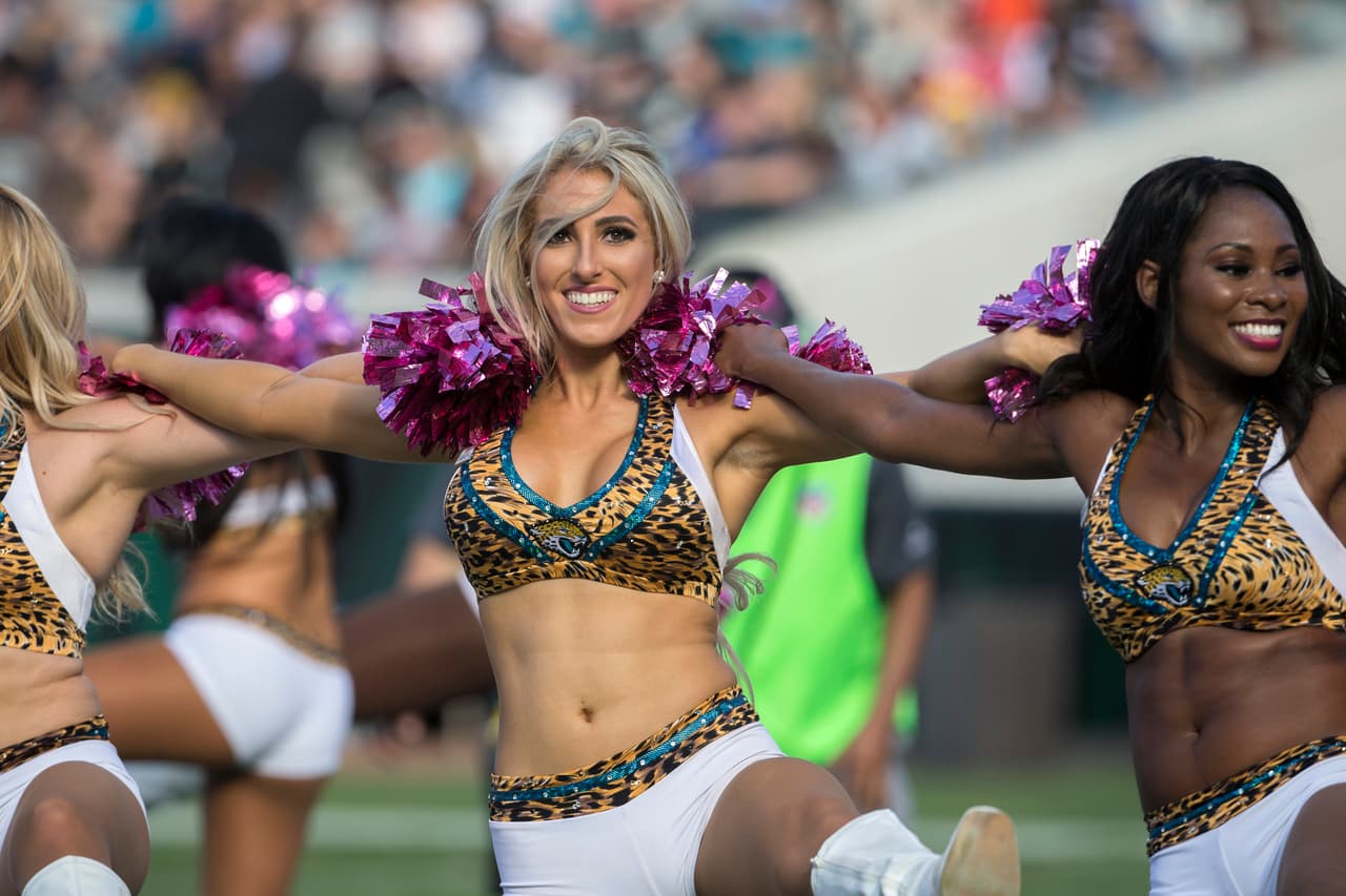 Son hermosas, tienen energía y sus bailes le dan alegría al ambiente en los estadios de la NFL: sin duda, las porristas tienen un papel muy especial para el espectáculo del fútbol americano.