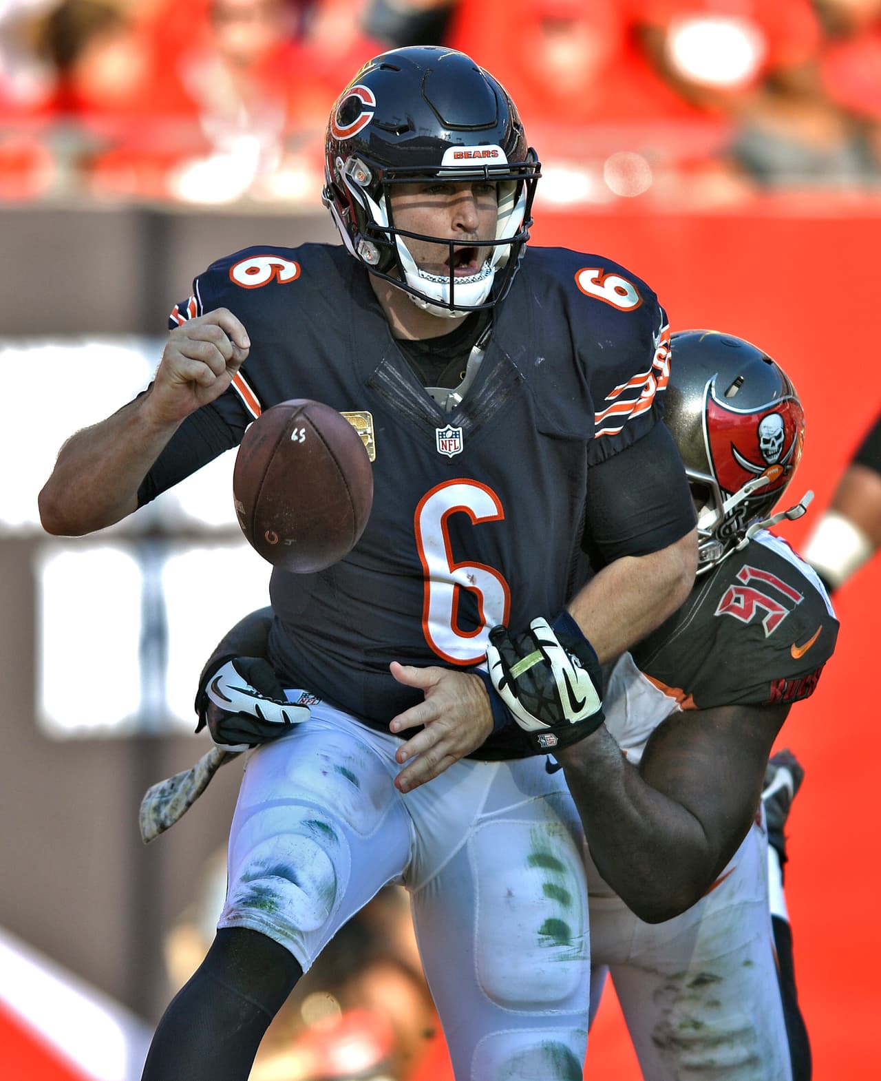 Jornada de olvido para Jay Cutler en Tampa, el mariscal de campo de los Bears tuvo dos balones perdidos, un pase interceptado, completó sólo 16 de 30 envíos y fue capturado en cuatro ocasiones.
