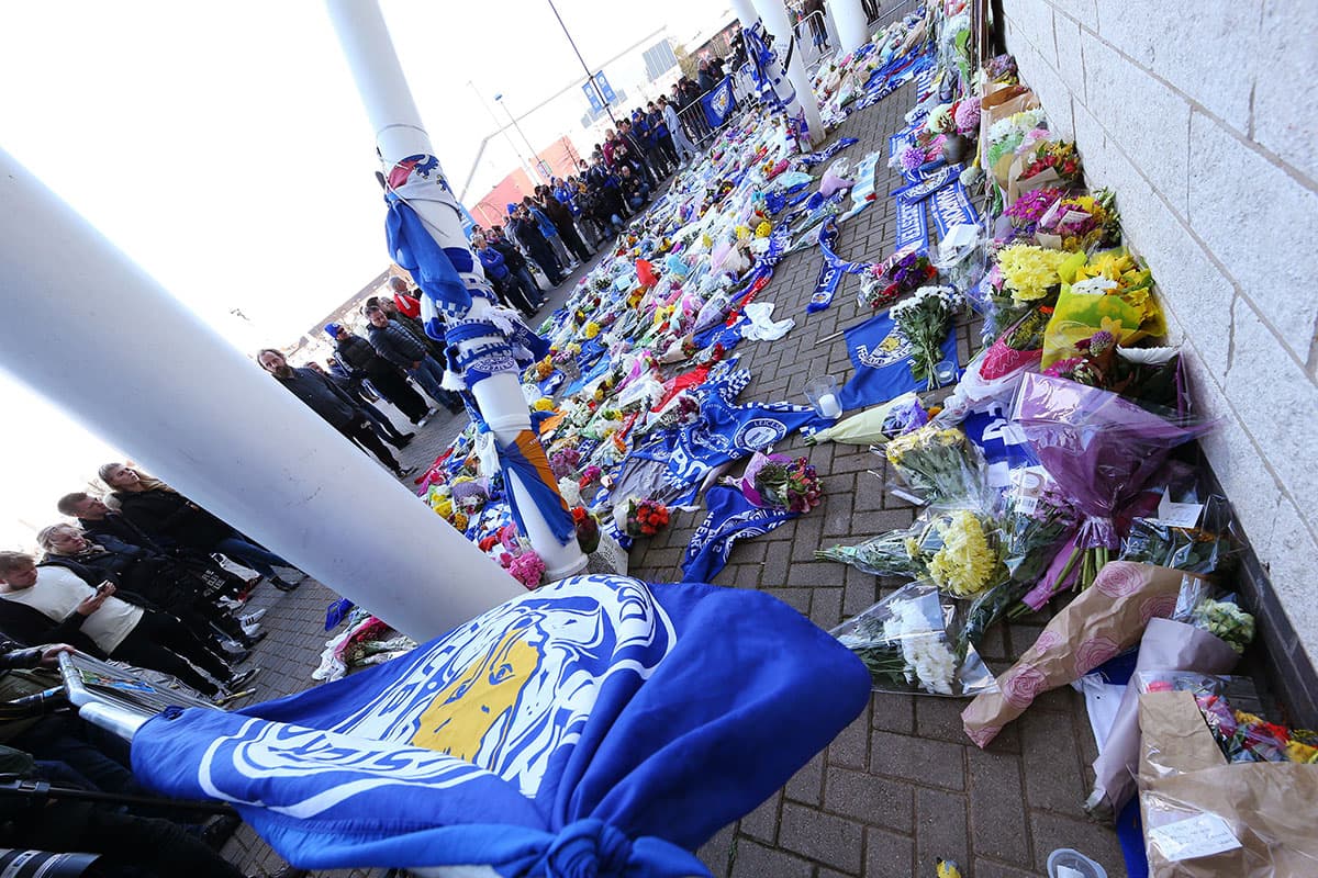 Cientos de personas acudieron a primera hora del domingo a las afueras del King Power Stadium para rendir homenaje a las víctimas del accidente de helicóptero ocurrido el día anterior.