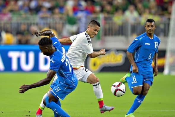 7 Bryan Acosta tuvo una agria y dura batalla con los mediocampistas mexicanos. A veces la pierna se le fue un poco de más, pero en general cumplió con una buena actuación.