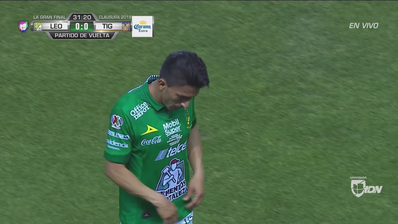 Duro golpe a León: Ángel Mena salió lesionado