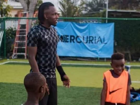 El jugador no olvida sus raíces y por ello ayuda a su gente.