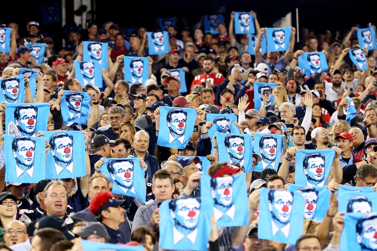 La temporada de la NFL comenzó con un mensaje directo de los fanáticos del campeón, New England Patriots, al comisionado Roger Goodell, al que le dedicaron un mensaje de 'payaso'.
