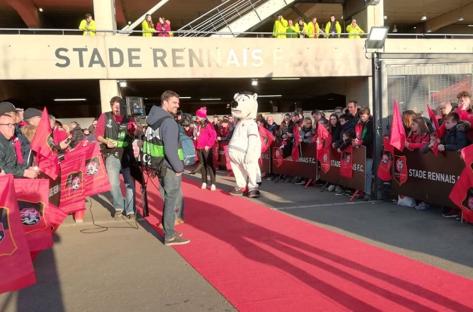 En el Stade de la Route de Lorient, casa del Rennes, se vivió una previa emocionante con miles de fanáticos franceses y algunos españoeles que hicieron el viaje desde Sevilla para seguir al equipo de Andrés Guardado y Diego Lainez.