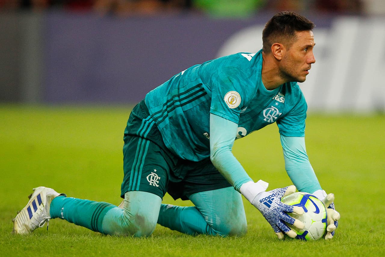 <b>Diego Alves.</b> Forma parte del equipazo que armó Flamengo en busca de la Copa Libertadores, pero el equipo deberá remontar un 2-0 ante Emelec para seguir vivo. Si no clasifican el arquero brasileño podría buscar otro destino.
