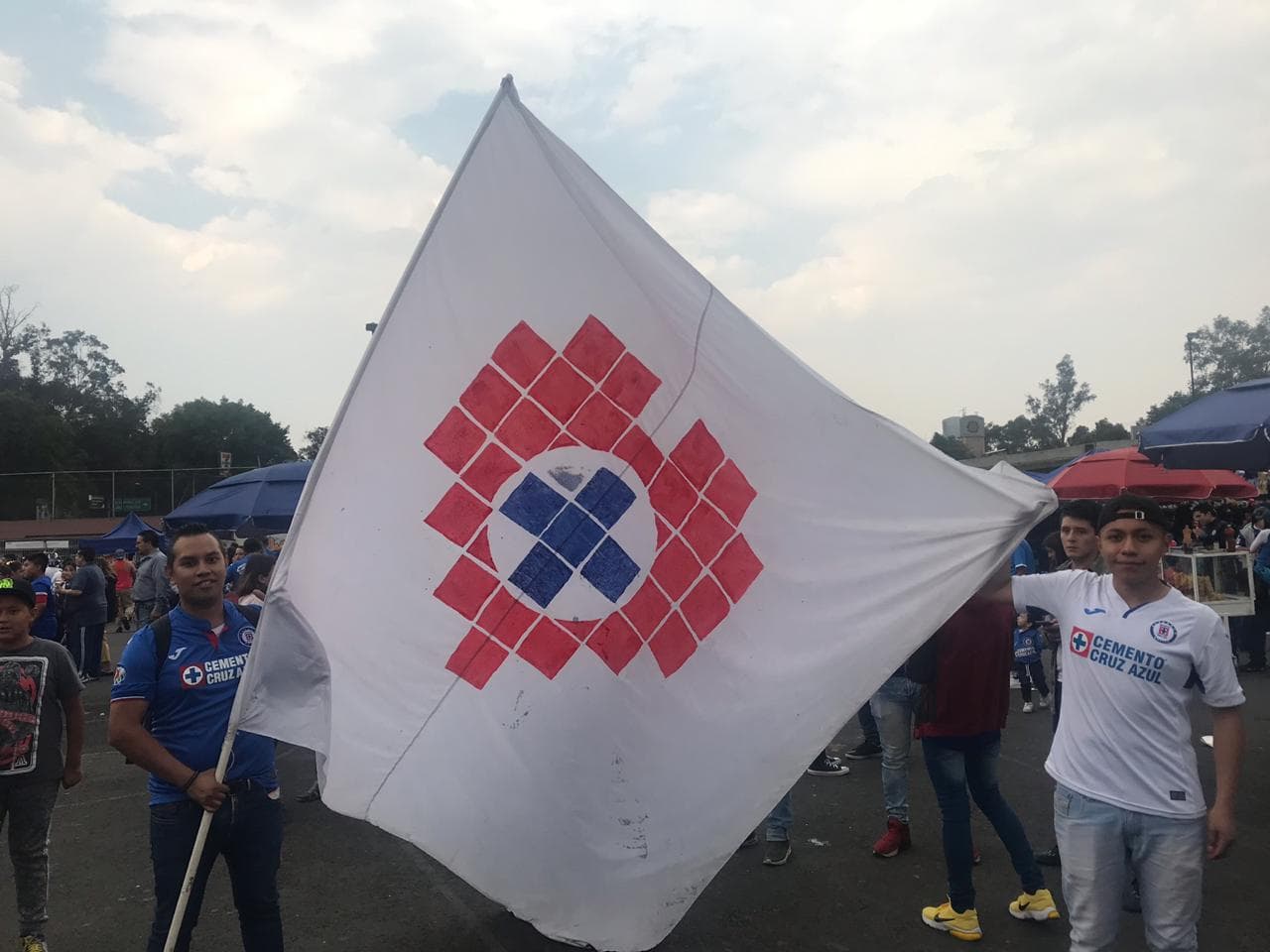 Los fanáticos de Cruz Azul en el Estadio Azteca a minutos del juego contra Monarcas Morelia por la Jornada 17 del Clausura 2019.