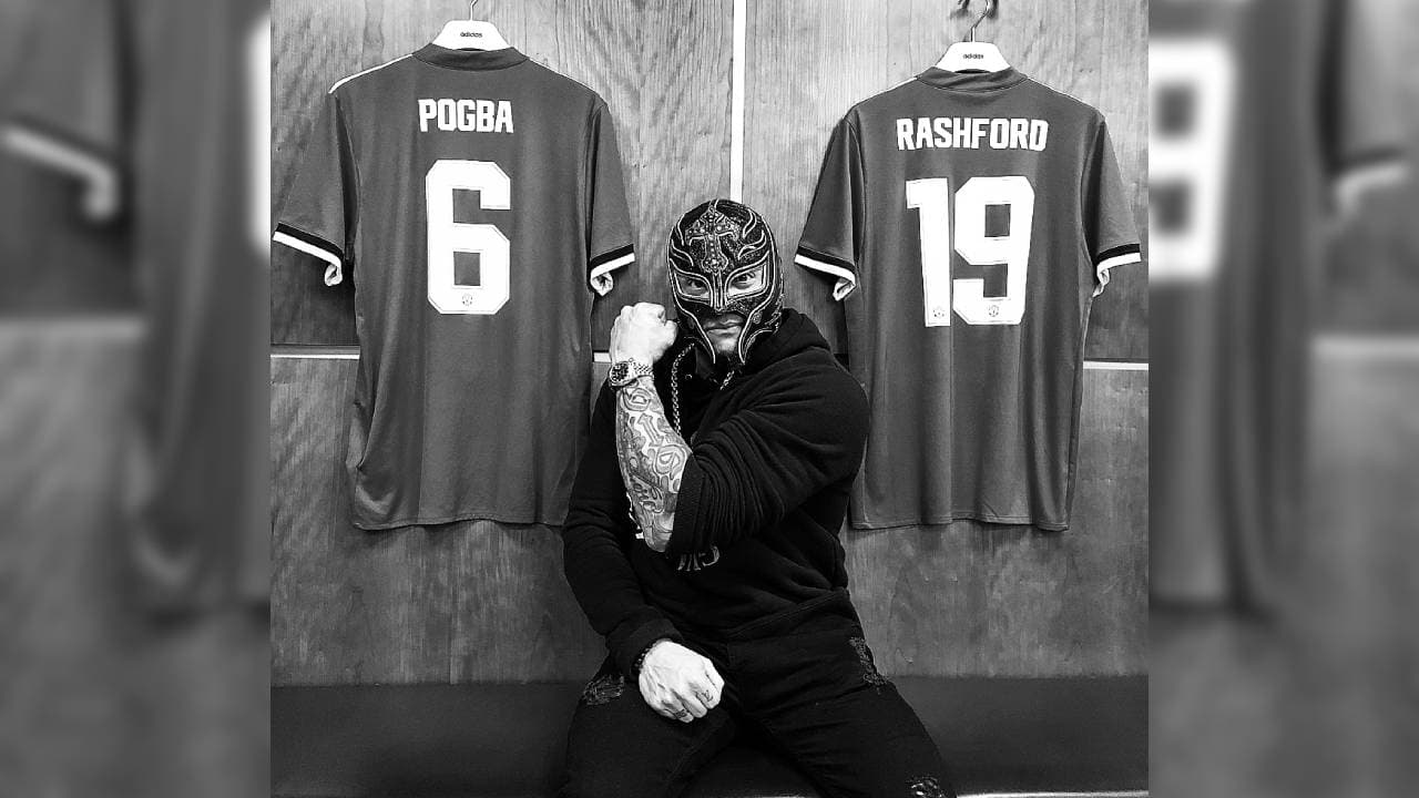 Rey Mysterio siente una gran pasión por el Manchester United y, probablemente lo veremos convivir en otros momentos con los ‘Red Devils’.