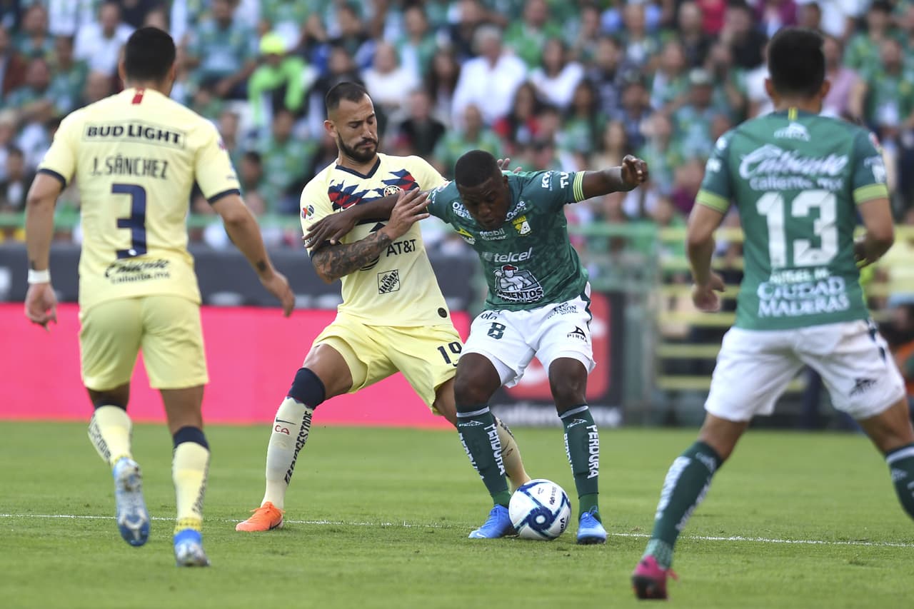 Víctor Emanuel Aguilera intenta robarle el balón a Joe Campbell.