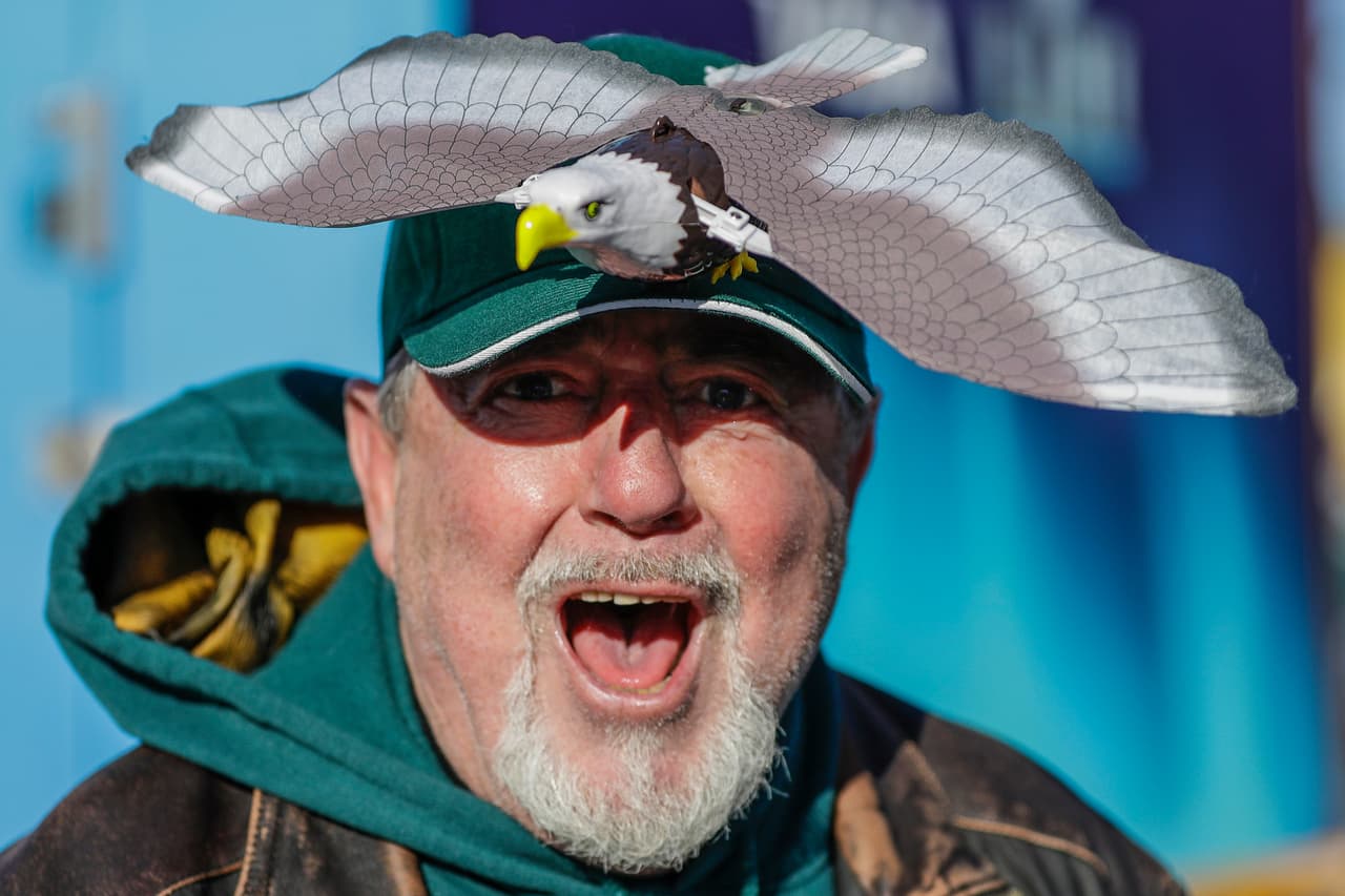 ¡Todo listo en el U.S. Bank Stadium para el Super Bowl LII! Los Patriots y los Eagles jugarán por el título de la NFL y ni siquiera las bajas temperaturas reducen la pasión de los miles de aficionados que ya están en el estadio.