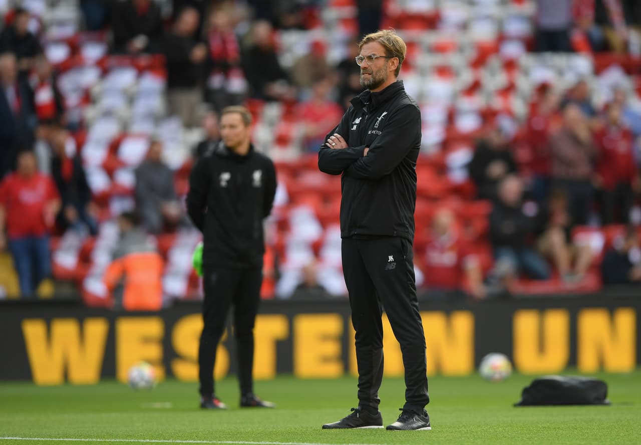 Jürgen Klopp, entrenador de los locales, alineó con: Mignolet; Gomez, Matip, Lovren, Moreno; Henderson, Wijnaldum, Can, Salah; Coutinho; Firmino.
