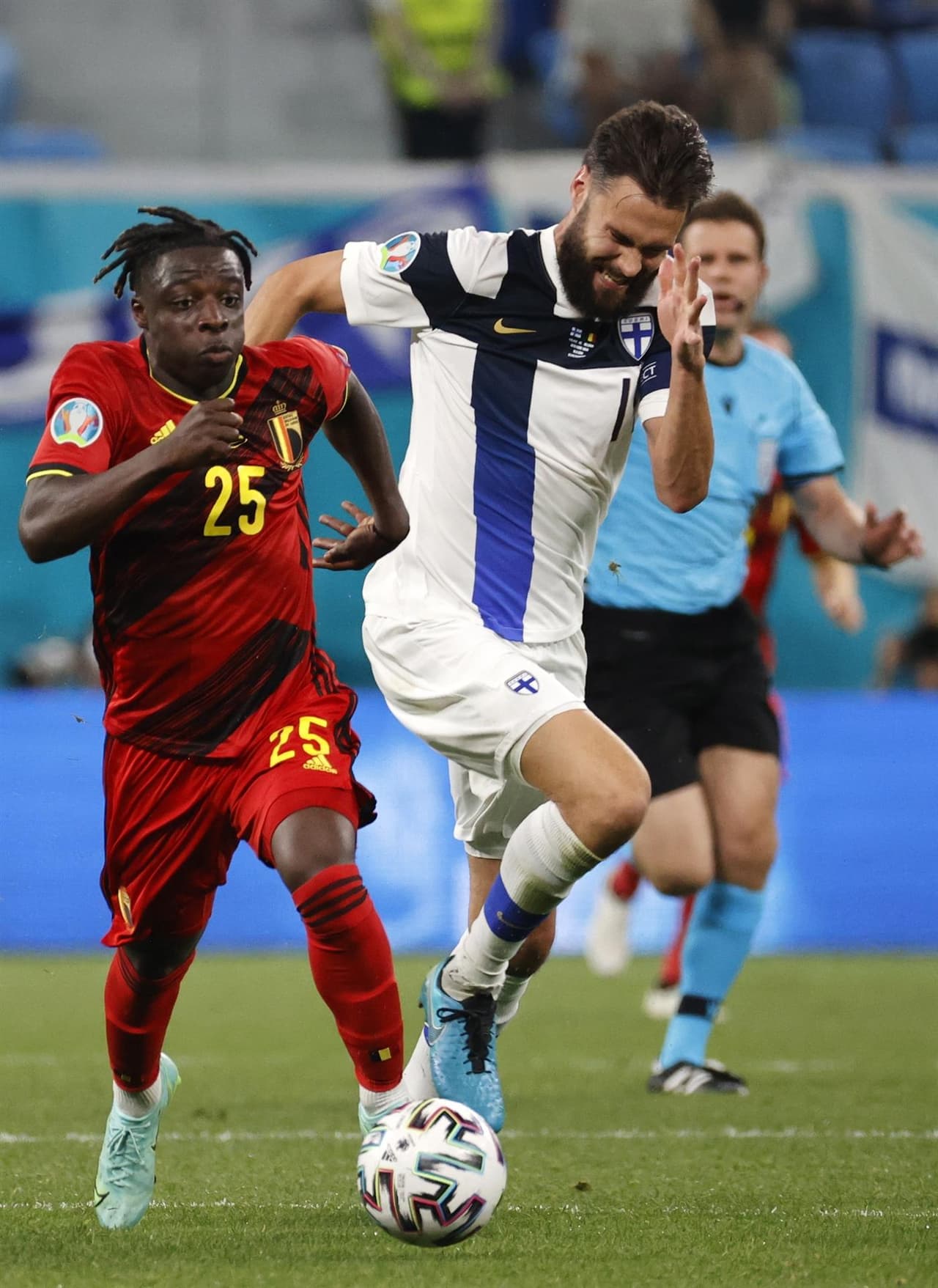 Belgica derrota 2-0 a la selección de Finlandia y califica como primer lugar del Grupo B a Octavos de Final. Los finlandeses guardan la esperanza de pasar como mejor tercero. Los goles fueron por parte de Romelu Lukaku y Lukas Hradecky.
