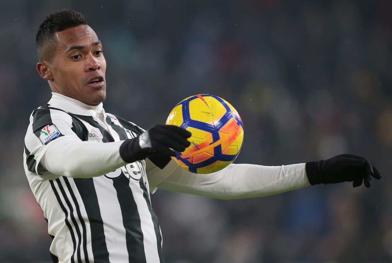 El mediocampista brasileño Alex Sandro ha comenzado a sonar en Francia para reforzar al Paris Saint-Germain en una nuevo inicio en busca de la Champions League.