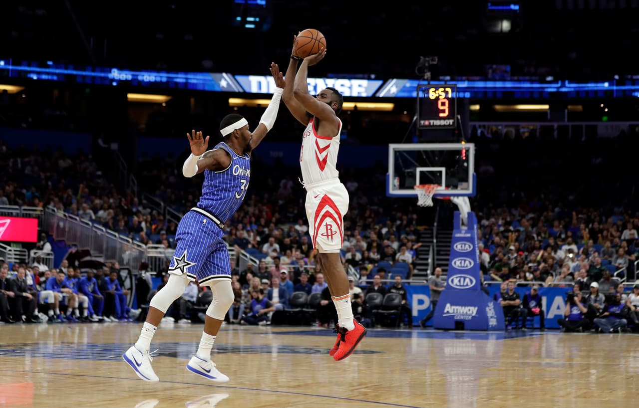 Sin embargo, Harden tuvo una actuación tan mala que pasa a ser histórica en lo que se refiere a los triples, al encestar solamente uno de 17 intentos.