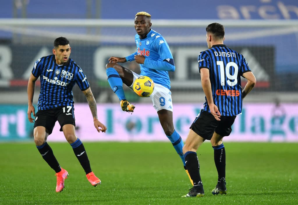 Duván Zapata, Robin Gosens, Luis Muriel y Cristian Romero fueron los encargados de anotar en la victoria 4-2 del Atalanta sobre el Napoli. Atalanta se mantiene en la tercer posición de manera momentánea y el Napoli se queda en la séptima posición, aunque tienen un partido pendiente por jugar.