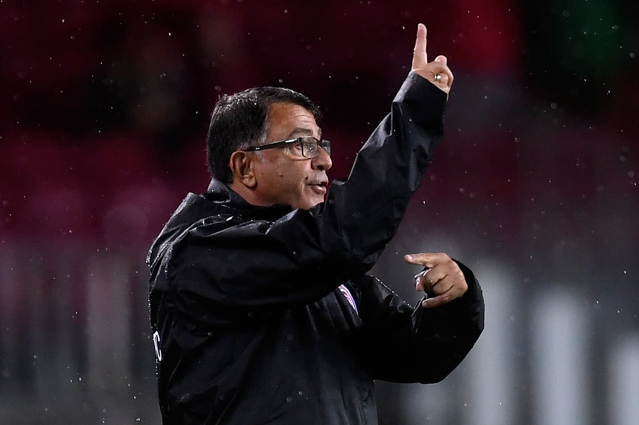 El técnico Takis Lemonis del equipo visitante ofreció muy poco en ataque, incluso cuando tuvo un hombre de más por la tarjeta roja contra Pique.