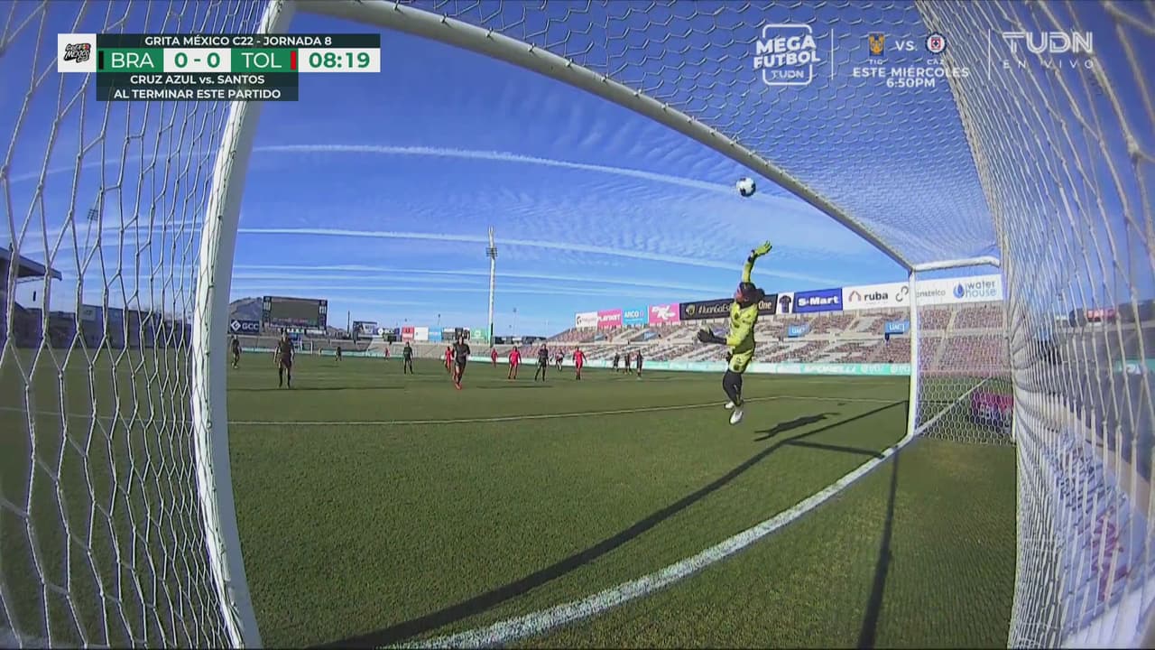 ¡Al travesaño! Destinney le pega con potencia directo al metal