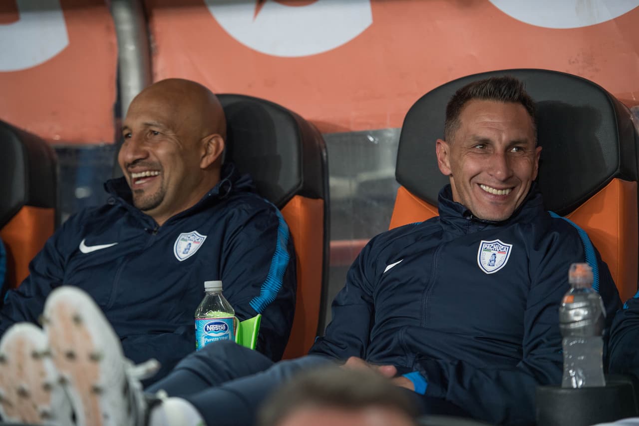 Dos leyendas en la banca del Pachuca: Óscar 'Conejo' Pérez y Christian 'Chaco' GIménez.