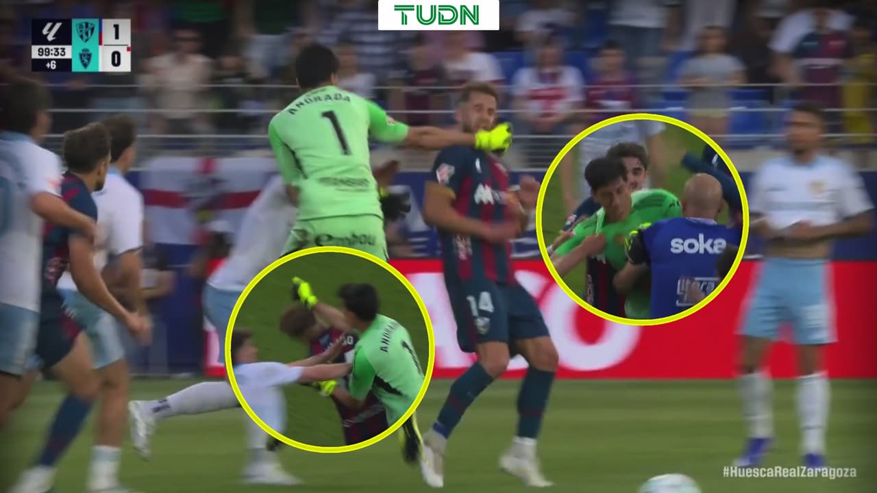 Esteban Andrada golpea a rival en el partido Huesca vs. Zaragoza en España
