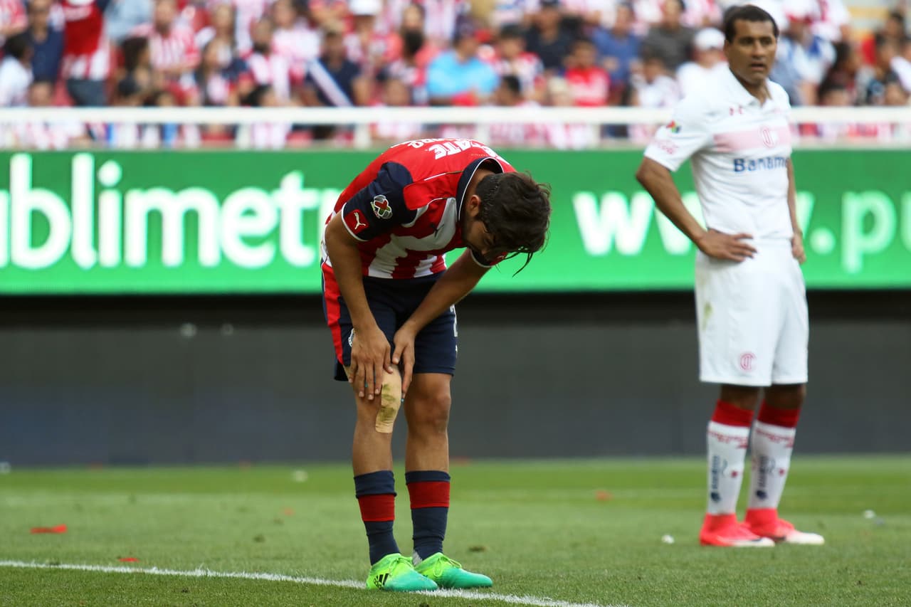 En los últimos minutos, las lesiones golpearon a las Chivas. Pizarro está entre algodones.