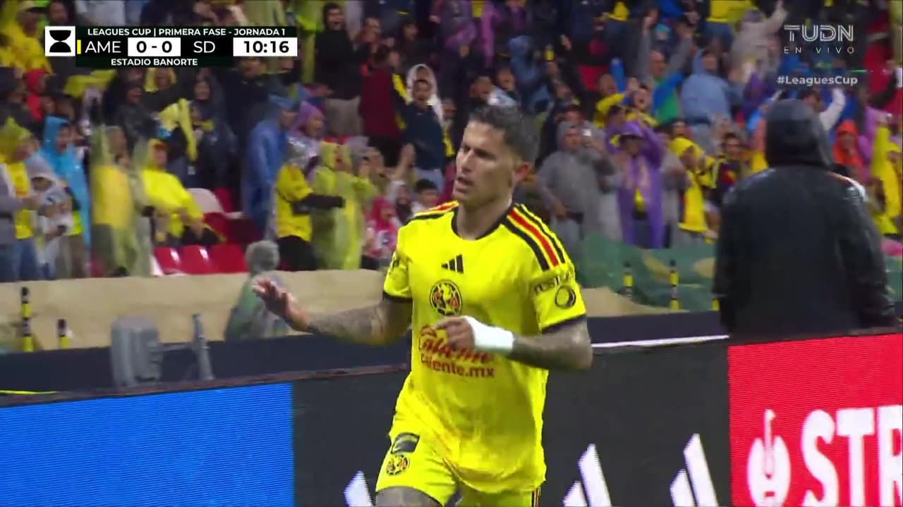 ¡Goool del América! ¡Brian Rodríguez mete recorte enfermo y abre el marcador!
