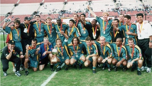 Los festejos del plantel campeón de la Copa de Campeones de CONCACAF 2000.