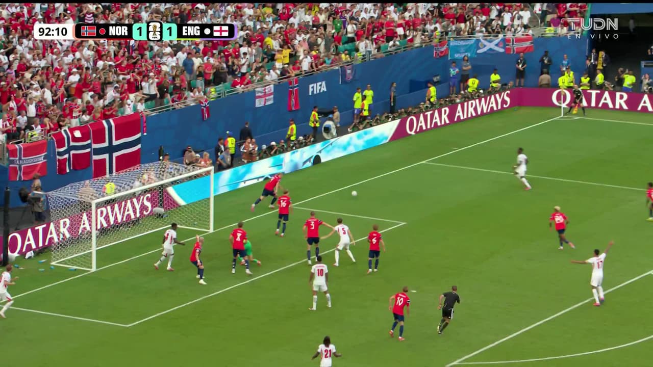 ¡GOL!  anota para Inglaterra. Jude Bellingham