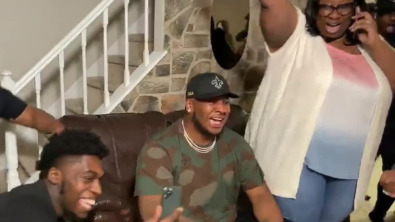 Esta imagen dice más que mil palabras. Cesar Ruiz llorando en plena transmisión durante el Draft. Fue elegido por New Orleans Saints.